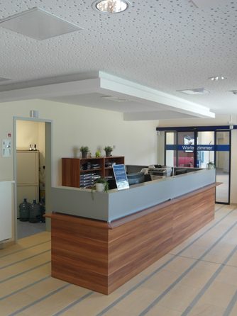 Empfangstresen einer vom Büro geplanten Arztpraxis
