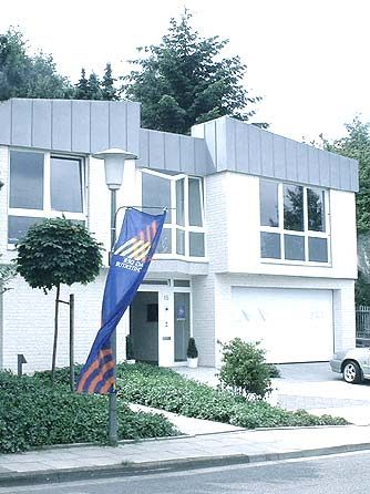 Weißes Wohnhaus mit Flachdach und Garage