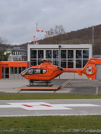 Rettungshubschrauber auf dem Landeplatz vor der Hubschrauberstation